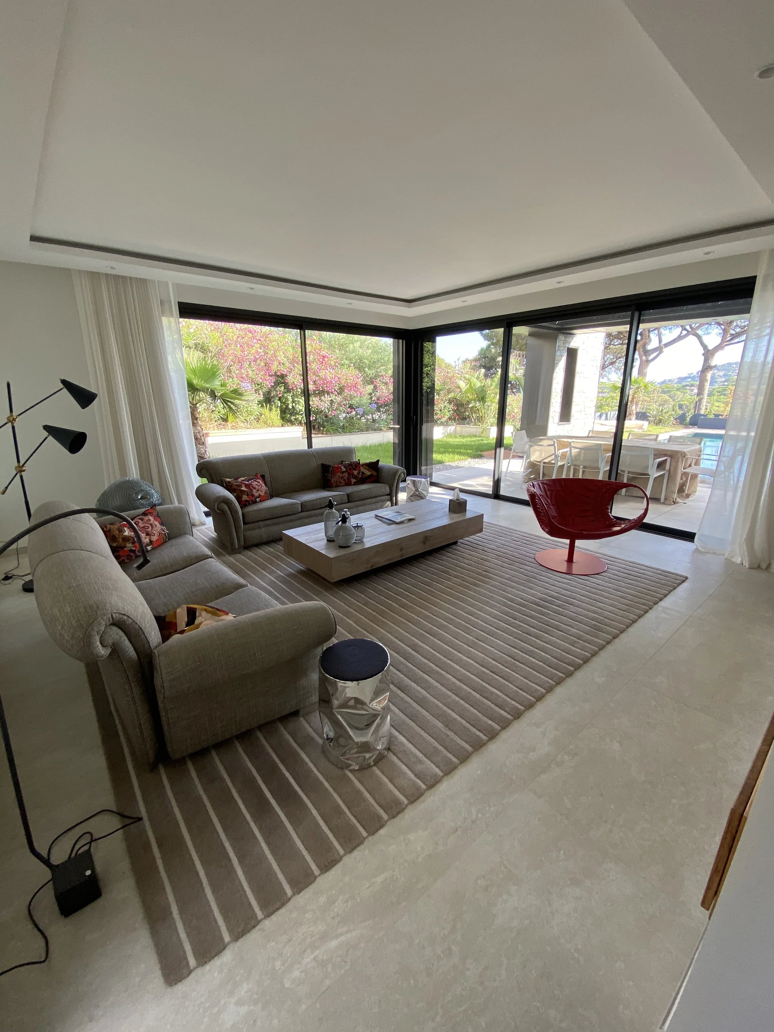 SAINTE-MAXIME - JOLIE VILLA CONTEMPORAINE DE 230m² - A PIEDS DE LA PLAGE DE LA NARTELLE
