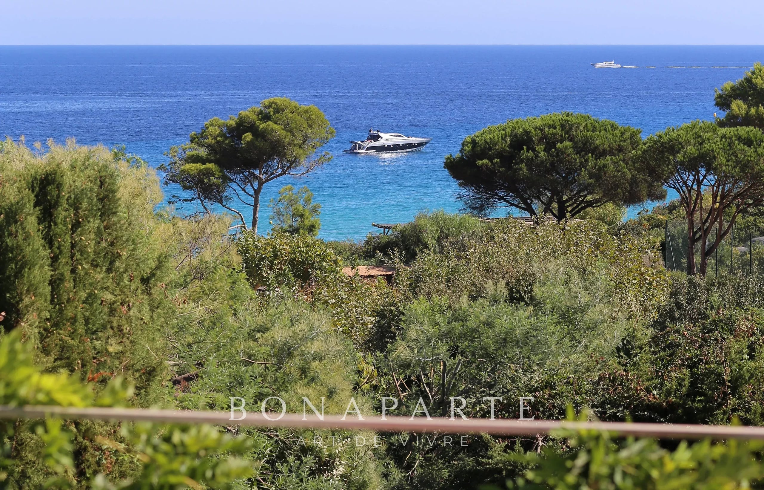 RAMATUELLE - DOMAINE DE L'ESCALET - VILLA CONTEMPORAINE À 150 M DE LA PLAGE