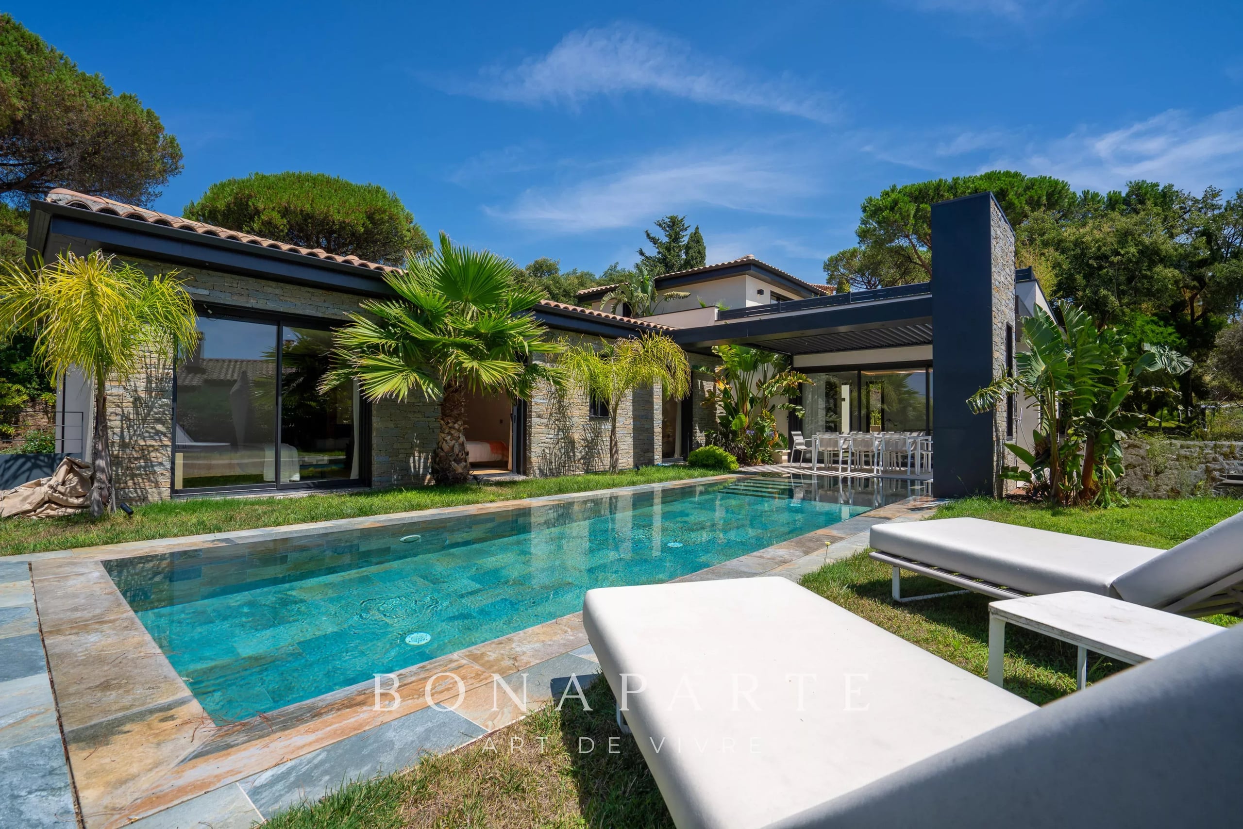 SAINTE-MAXIME - JOLIE VILLA CONTEMPORAINE DE 230m² - A PIEDS DE LA PLAGE DE LA NARTELLE